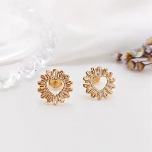 BRINCO FLOR COM CORAÇÃO VAZADO BANHADO A OURO 18K