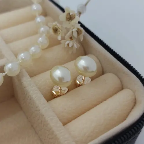 BRINCO CLASSIC PEARL BANHADO A OURO 18K