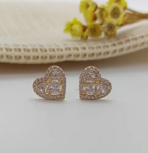 BRINCO ROMANCE CRAVEJADO BANHADO A OURO 18K