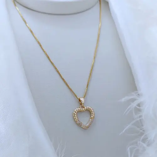 COLAR CORAÇAO VAZADO CRAVEJADO BANHADO A OURO 18K
