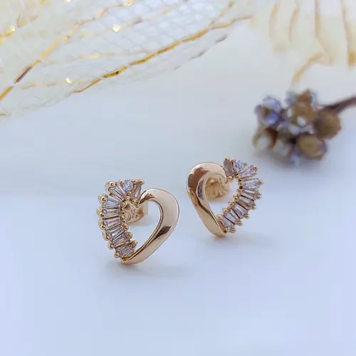 BRINCO CORAÇÃO ASSIMETRICO CRAVEJADO BANHADO A OURO 18K