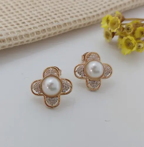 BRINCO FLOR ROYALLE BANHADO A OURO 18K