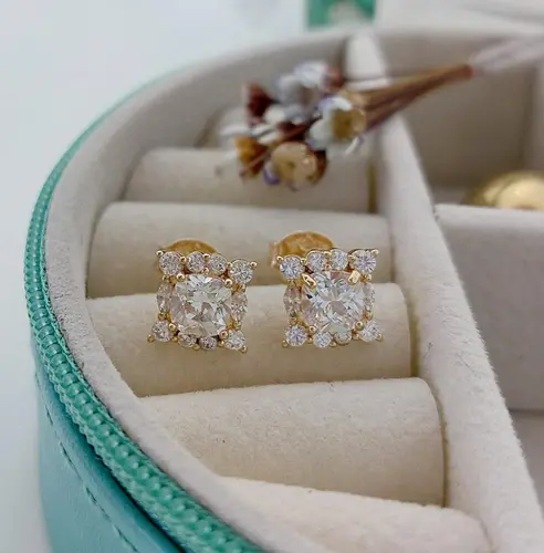 BRINCO ROYAL BLOOM BANHADO A OURO 18K
