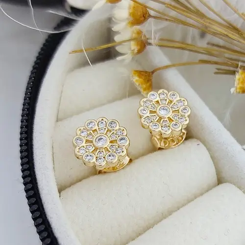 BRINCO FLORESCER CRAVEJADO BANHADO A OURO 18K
