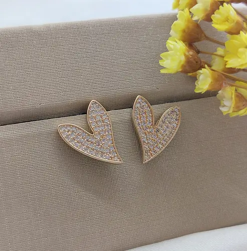 BRINCO CORAÇÃO LEAF ALONGADO CRAVEJADO BANHADO A OURO 18K