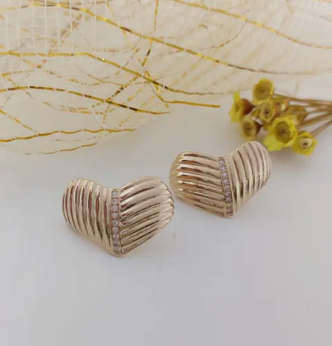 BRINCO INSPIRAÇÃO DE ROMANCE BANHADO A OURO 18K