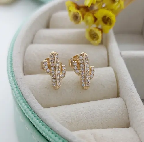 BRINCO CACTO CRAVEJADO BANHADO A OURO 18K