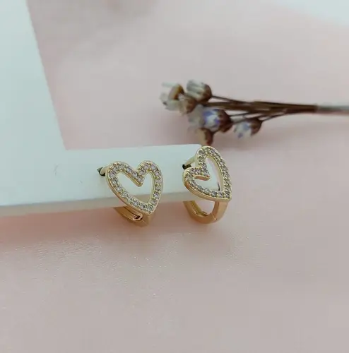Brinco Argola Coração Aberto Cravejado Banhado a Ouro 18K