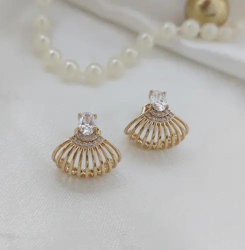 BRINCO LEQUE IMPERIAL BANHADO A OURO 18K