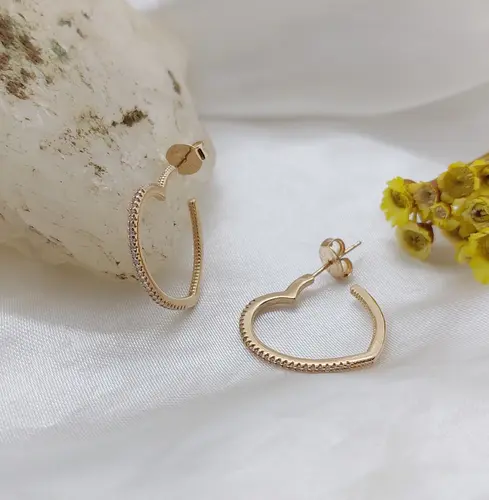 Brinco Argola Contorno de Coração Banhado a Ouro 18K