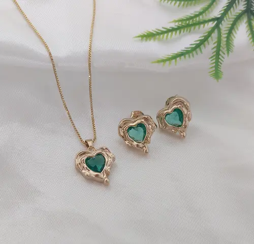 CONJUNTO CORAÇÃO VERDE BANHADO A OURO 18K