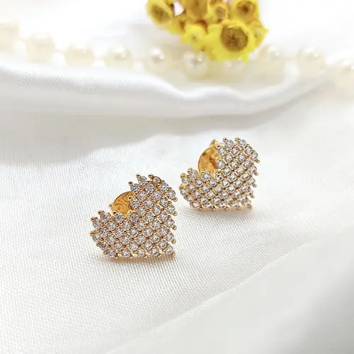 Brinco Coração Cravejado com Zircônias Banhado a Ouro 18K