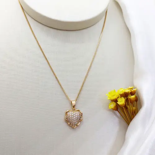 Colar Coração Cravejado com Contorno Vazado Banhado a Ouro 18K
