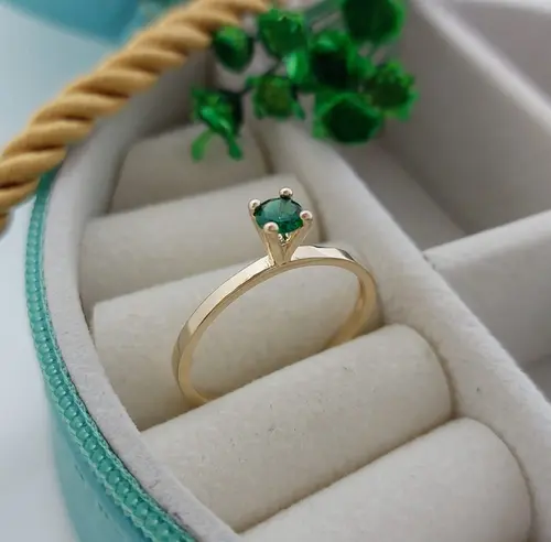 ANEL SOLITARIO VERDE ESMERALDA BANHADO A OURO 18K