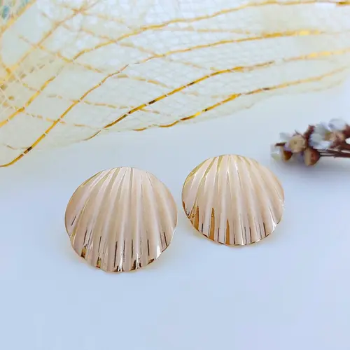 Brinco Concha Texturizada Banhado a Ouro 18k