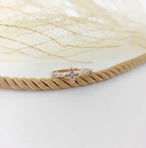 ANEL FLOR DE LUZ BANHADO A OURO 18K