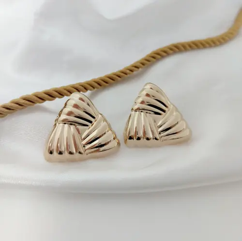BRINCO TRIÂNGULO TEXTURIZADO BANHADO A OURO 18K