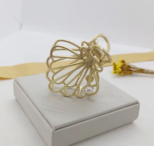 PRESILHA CONCHA DE PÉROLA BANHADA A OURO 18K