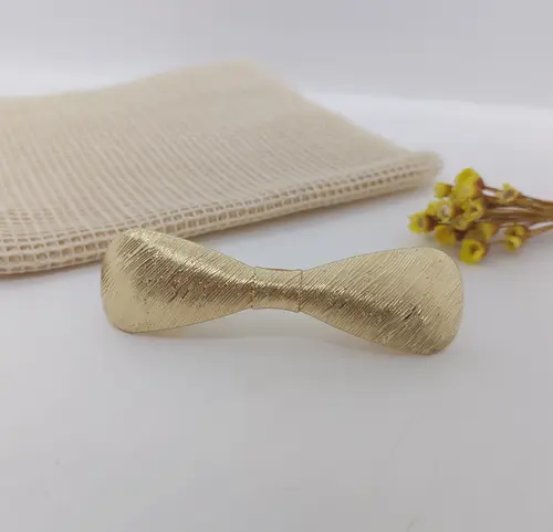 BICO DE PATO LAÇO CLÁSSICO TEXTURIZADO BANHADO A OURO 18K