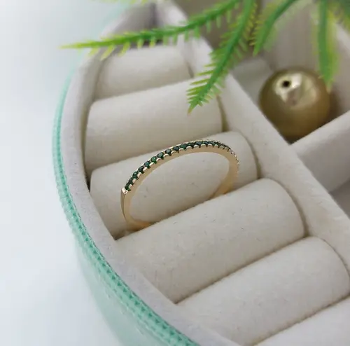 ANEL MINIMALISTA ESMERALDA CRAVEJADO BANHADO A OURO 18K