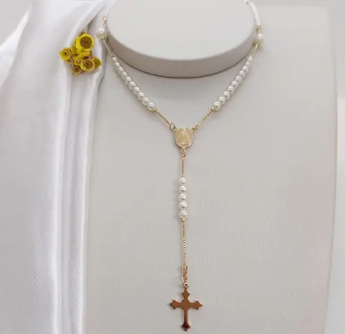 COLAR TERÇO DE PÉROLAS BANHADO A OURO 18K