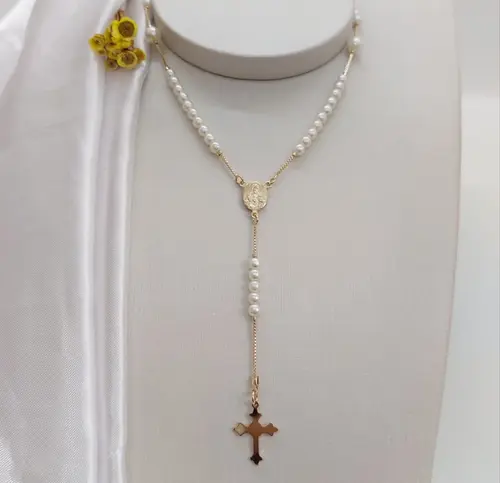 COLAR TERÇO DE PÉROLAS BANHADO A OURO 18K