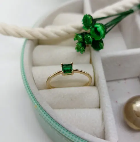 ANEL SOLITARIO ESMERALDA ROYALE BANHADO A OURO 18K