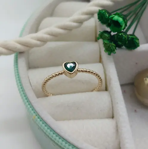 ANEL CORAÇÃO ESMERALDA BANHADO A OURO 18K