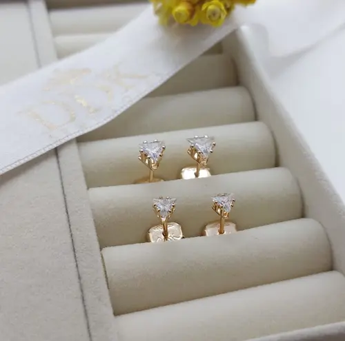 BRINCO DUPLO P LUZ TRIANGULO BANHADO A OURO 18K