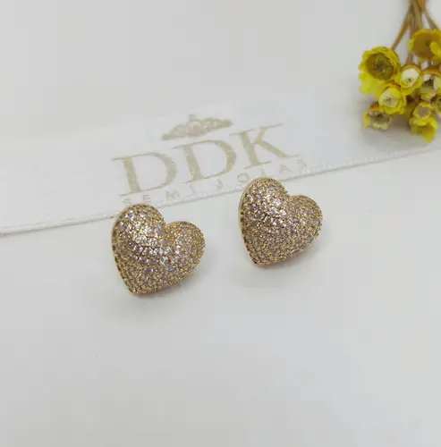 BRINCO CORAÇÃO LUXO CRAVEJADO BANHADO A OURO 18K