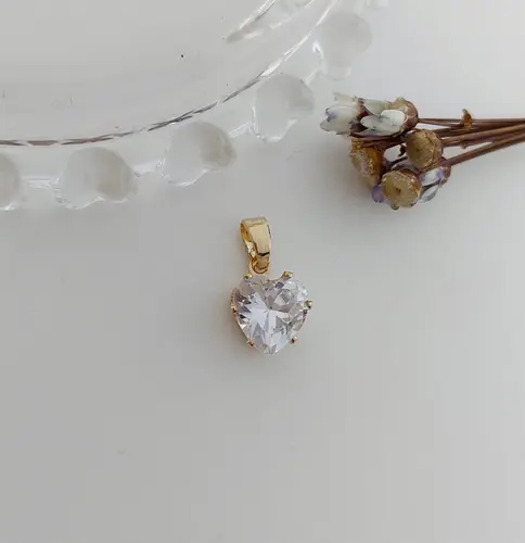 PINGENTE CORAÇÃO COM GEMAS FACETADAS BANHADA A OURO 18K
