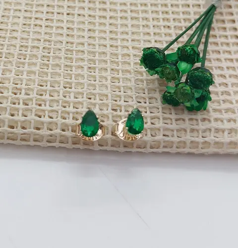 BRINCO GOTA ESMERALD GOLD BANHADO A OURO 18K