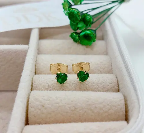 Brinco Coração Verde Minimalista Banhado a Ouro 18K