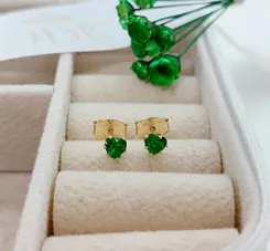 Brinco Coração Verde Minimalista Banhado a Ouro 18K