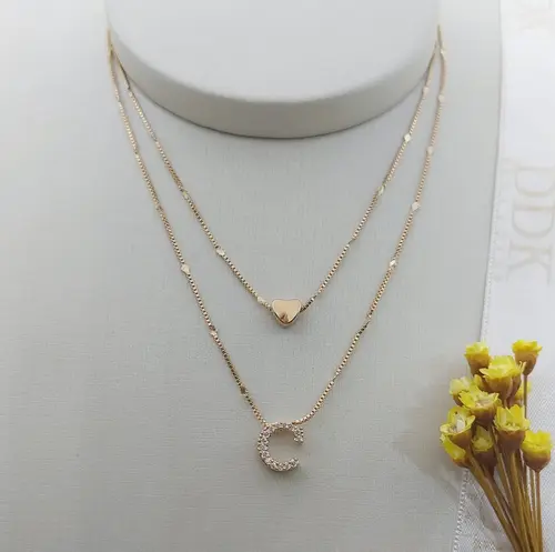 COLAR DUPLO CORAÇÃO CRAVEJADO/INICIAL BANHADO A OURO 18K
