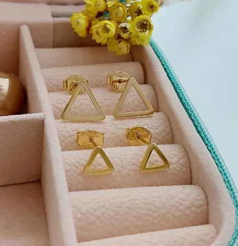 BRINCO DUPLO TRIAN VAZADO BANHADO A OURO 18K