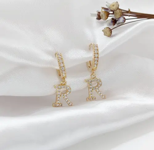 ARGOLA INICIAL CRAVEJADA BANHADA A OURO 18K