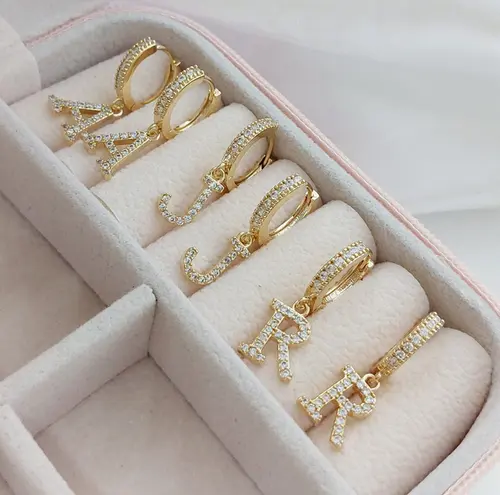 ARGOLA INICIAL CRAVEJADA BANHADA A OURO 18K