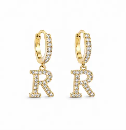 ARGOLA INICIAL CRAVEJADA BANHADA A OURO 18K