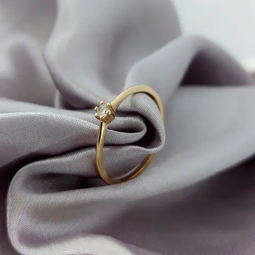 ANEL SOLITARIO PRINCESS GLOW BANHADO A OURO 18K
