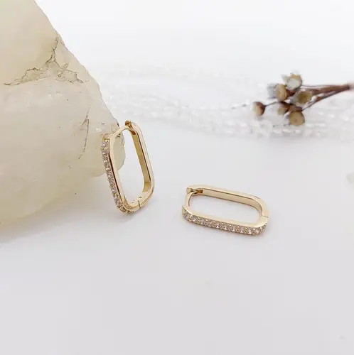 ARGOLA QUADRADA CRAVEJADA BANHADA A OURO 18K