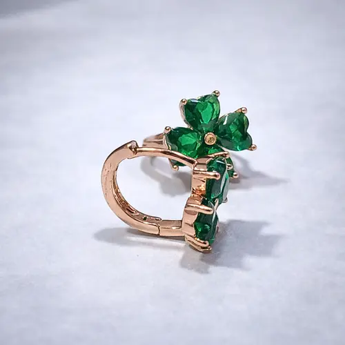 Argola Trevo Esmeralda Banhada a Ouro 18K