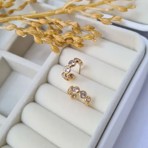 ARGOLA ZIRCÕNIAS REDONDA BANHADA A OURO 18K
