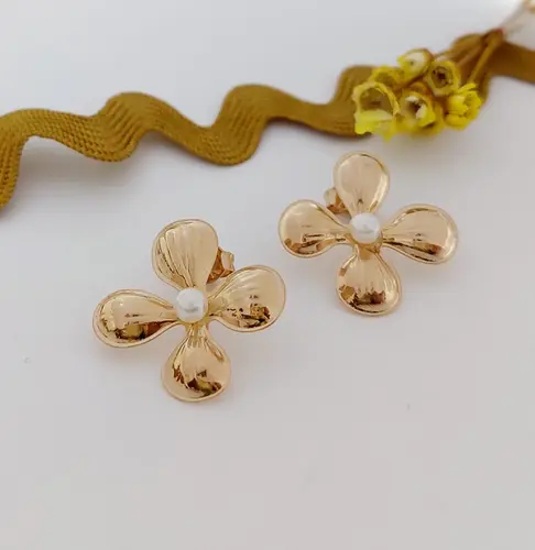 BRINCO FLOWER BANHADO A OURO 18K