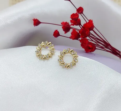 BRINCO COROA DE CRISTAIS BANHADO A OURO 18K