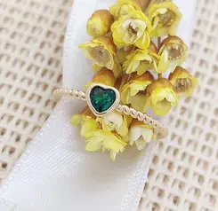 ANEL CORAÇÃO ESMERALDA BANHADO A OURO 18K