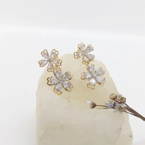 Brinco dupla flor banhado a ouro 18k