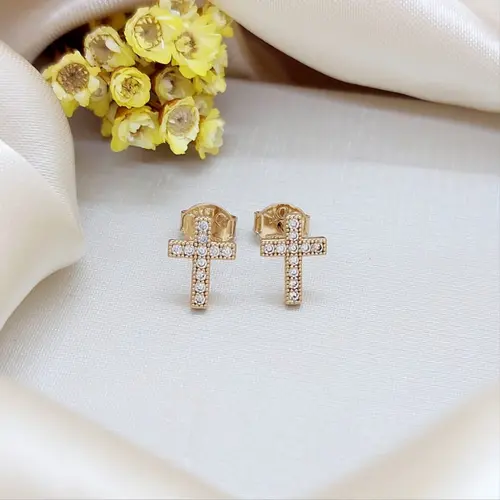 BRINCO CRUZ ESSENZA M BANHADO A OURO 18K
