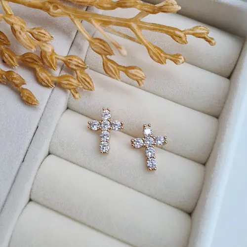 BRINCO CRUZ ESSENZA G BANHADO A OURO 18K