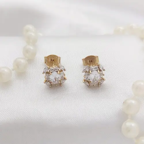 Brinco coroa banhado a ouro 18k